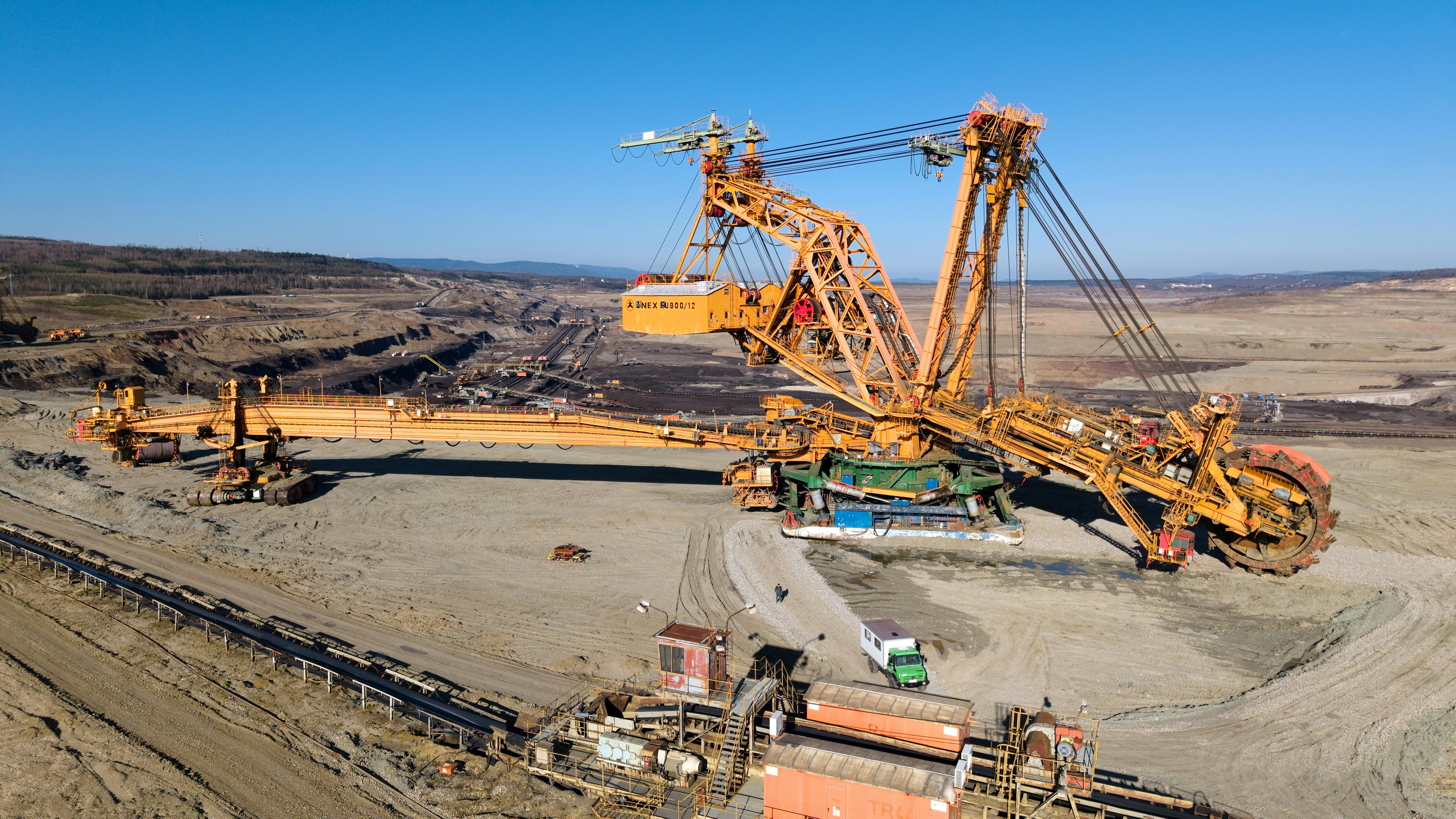 Large bucket-wheel excavator in an open-pit mine used to represent operational advisory intervention