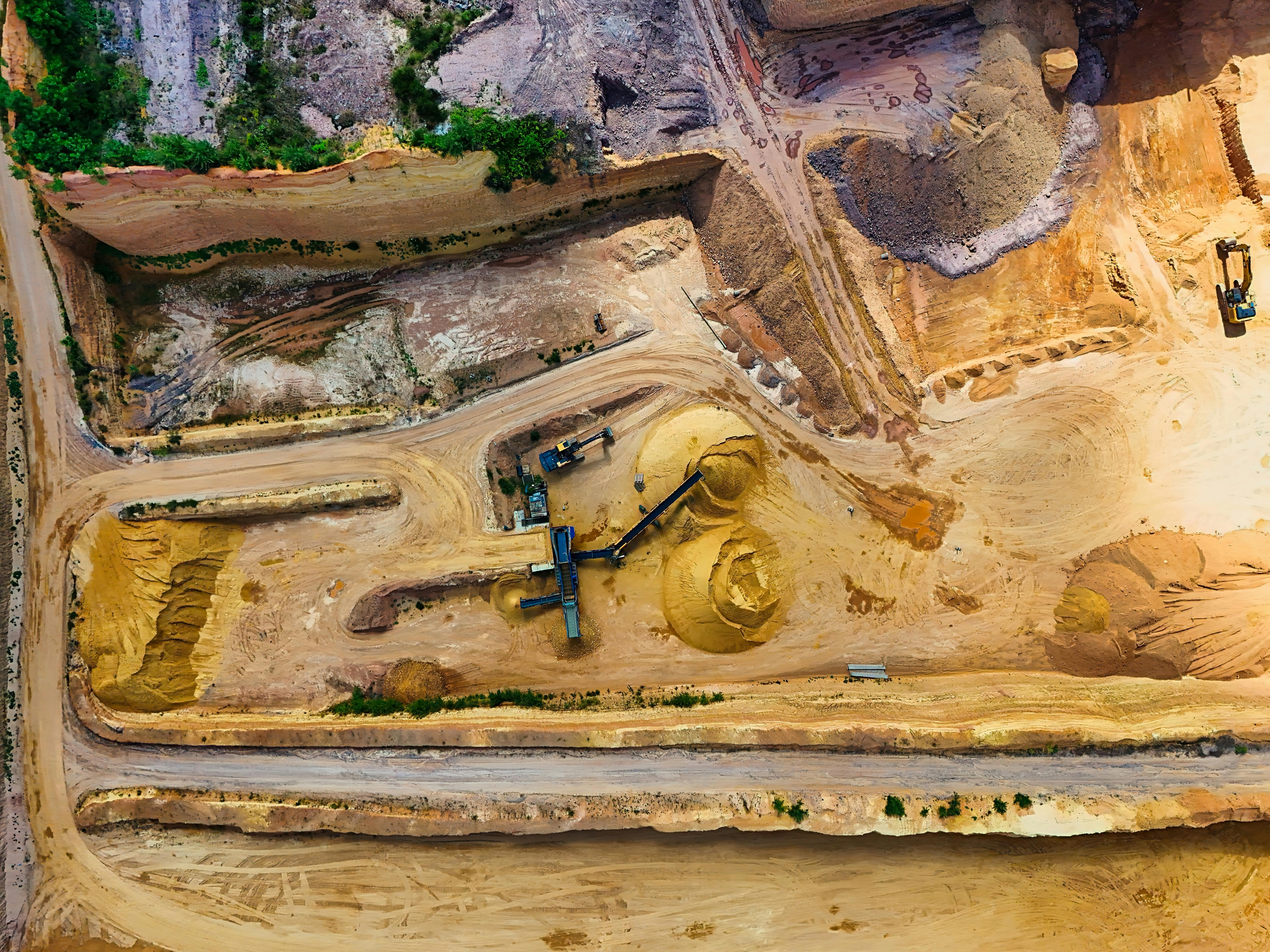 Aerial quarry operation used to represent operational advisory intervention